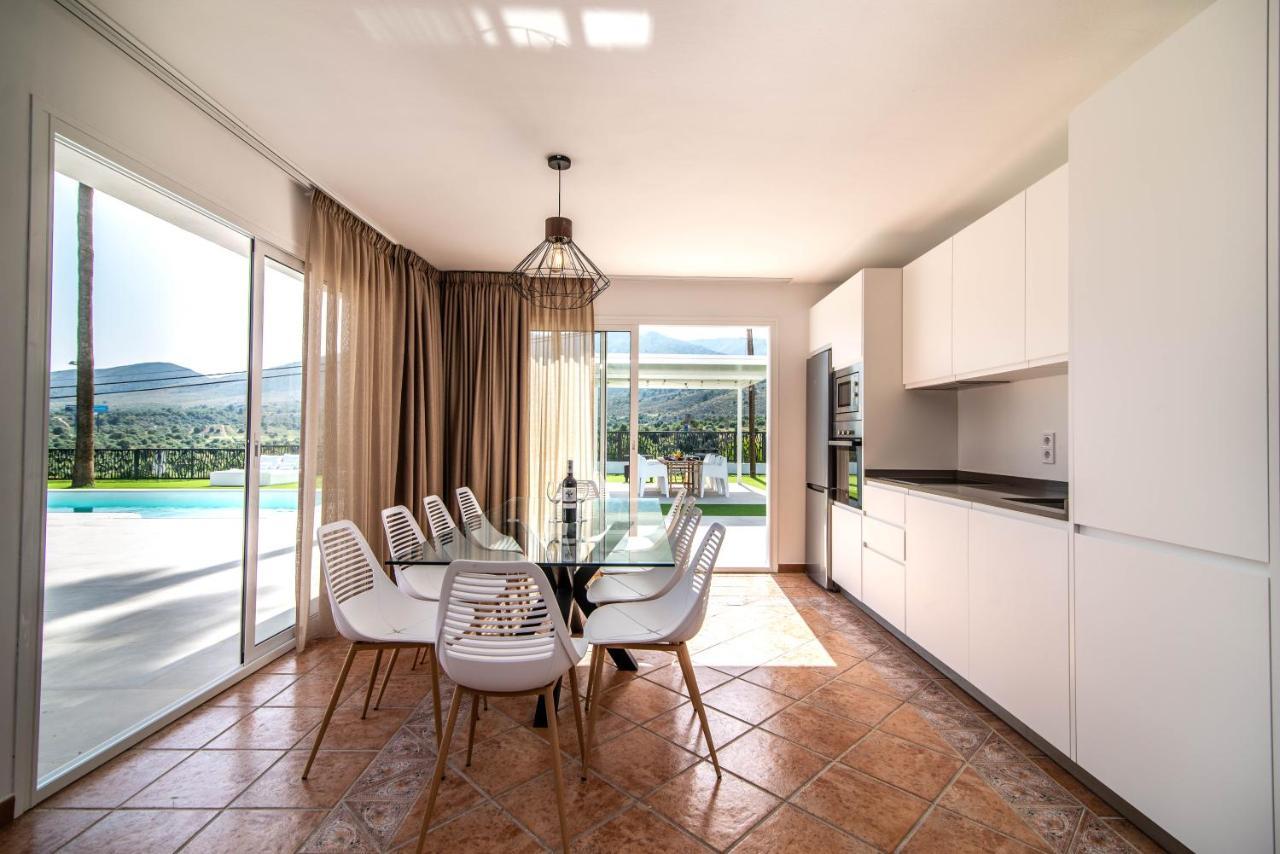Palm Tree Villa - 5Bdr Paradise Pool / Chill Out Beds Torremolinos Bagian luar foto