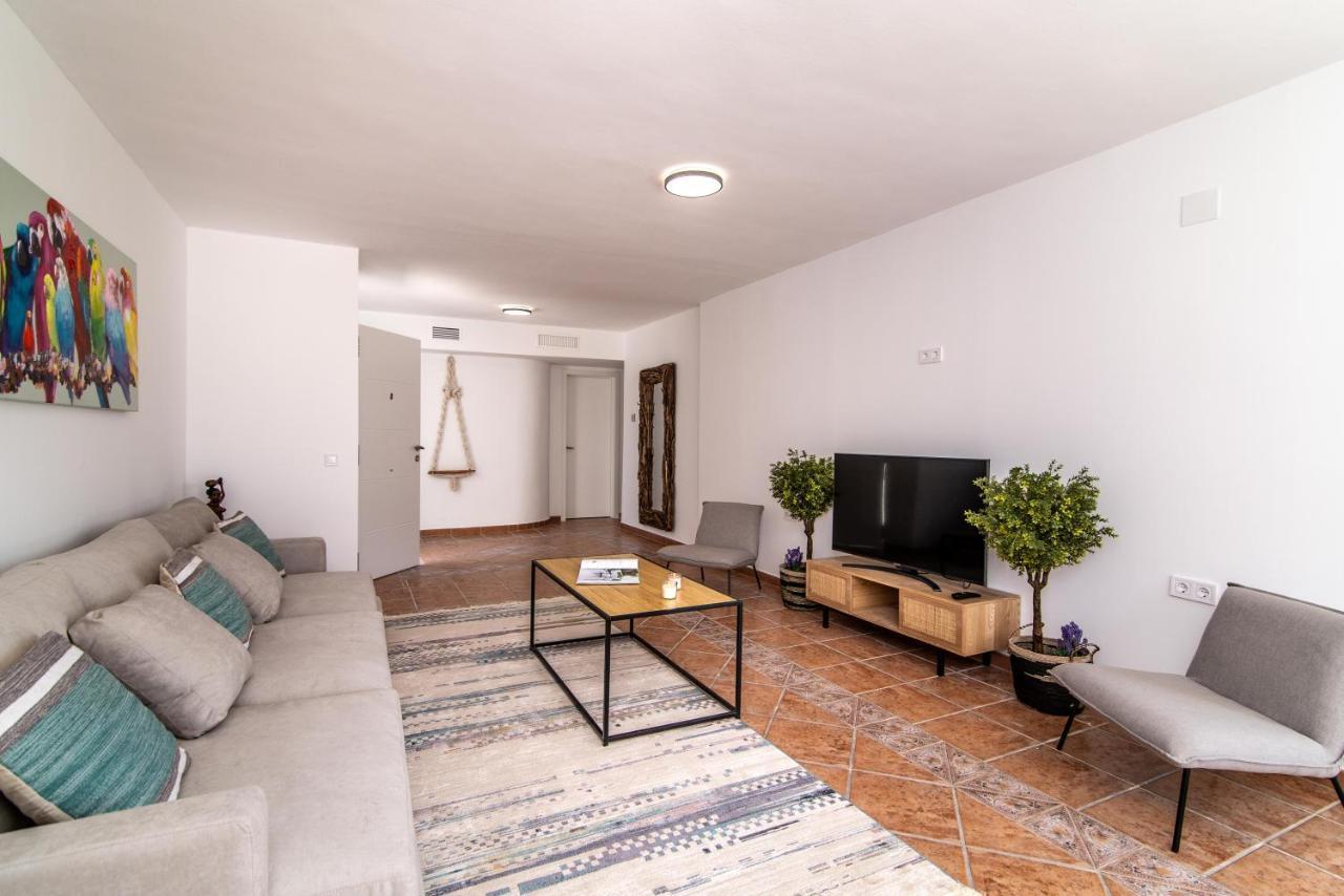 Palm Tree Villa - 5Bdr Paradise Pool / Chill Out Beds Torremolinos Bagian luar foto